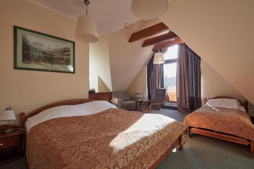 2 twin beds, 1 sofa bed