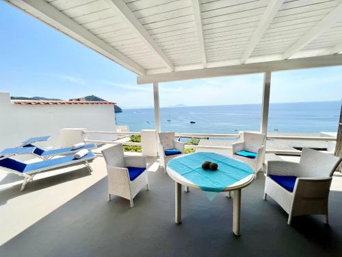 Deluxe Triple Room with Terrace and Sea View image 4