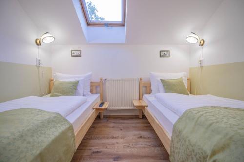 1 queen bed, 2 twin beds