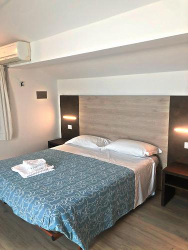 1 queen bed, 1 twin bed