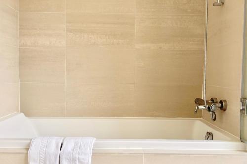 Marais bright 3BR 5 Hotel Standards REFURB 0320 by Pad-à-Terre since '99 - image 7