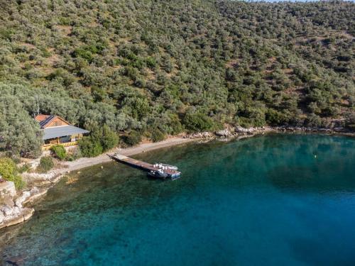 Unique Beach house in Pelion Accessible by sea gîte à louer Nisídha Palaió Trikéri