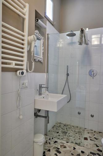 Hotel Spring - image 9