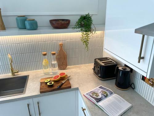 廚房, Stylish & Chic Central Apartment with Hot Tub in 雷特漢姆