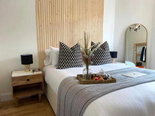 Stylish & Chic Central Apartment with Hot Tub in 雷特漢姆