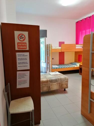 1 twin bed, 4 bunk beds