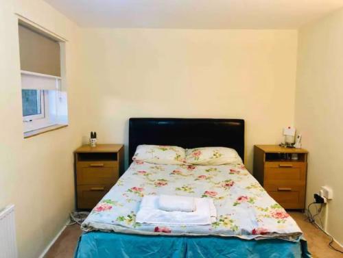 Private room - 4-5 minutes drive to Luton Airport - Luton