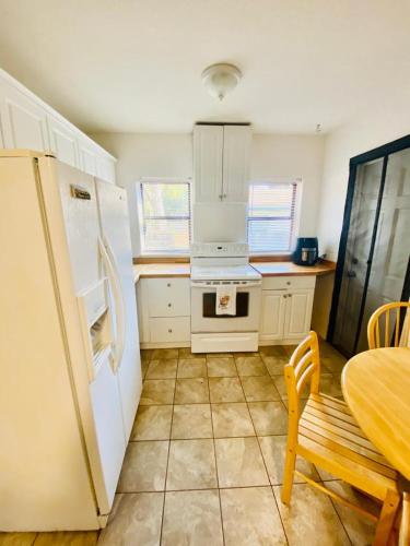 Two Fully Equipped Apartments and a Studio 5 miles from the beach in Bay Pines