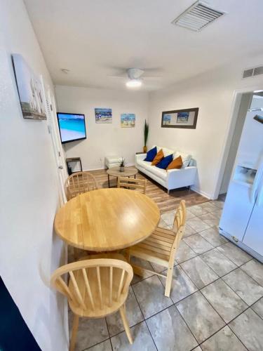 Two Fully Equipped Apartments and a Studio 5 miles from the beach in Bay Pines
