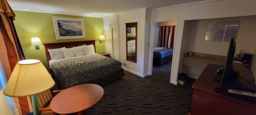 Redondo Inn and Suites - image 11