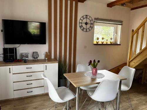 Közös társalgó / TV, Domek całoroczny Zagroda MłyńSKI (Domek caloroczny Zagroda MlynSKI) in Harbutowice