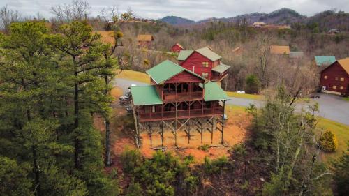2 King Bedroom Cabin! 2 Jacuzzi Bath! Stunning Mtn View! Hot Tub! Game Room! in Sevierville, USA
