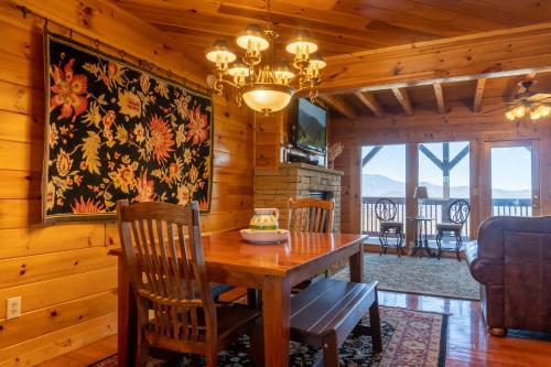 2 King Bedroom Cabin! 2 Jacuzzi Bath! Stunning Mtn View! Hot Tub! Game Room! in Sevierville, USA