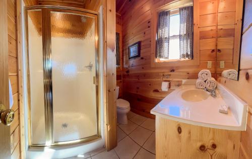 2 King Bedroom Cabin! 2 Jacuzzi Bath! Stunning Mtn View! Hot Tub! Game Room! in Sevierville, USA