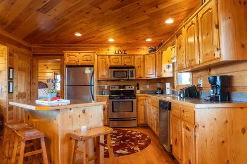 2 King Bedroom Cabin! 2 Jacuzzi Bath! Stunning Mtn View! Hot Tub! Game Room! in Sevierville, USA