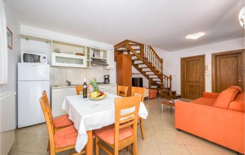 Lovely Apartment In Basanija With Kitchen