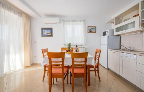Lovely Apartment In Basanija With Kitchen