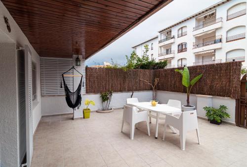 Near beaches large private patio, aircon & community pool - Apartment - Comarruga