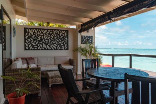 ระเบียง/ชานเรือน, Take-A-Break Islander on the Beach Villa - Vaimaanga in ไวมาอังกา