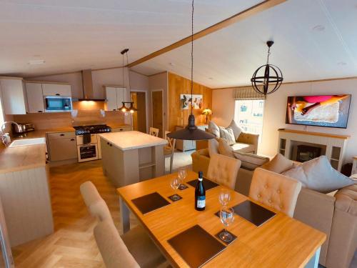Luxury Lodge - Hoburne Devon Bay photo 2