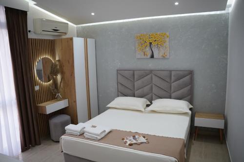 1 queen bed, 1 twin bed, 2 sofa beds