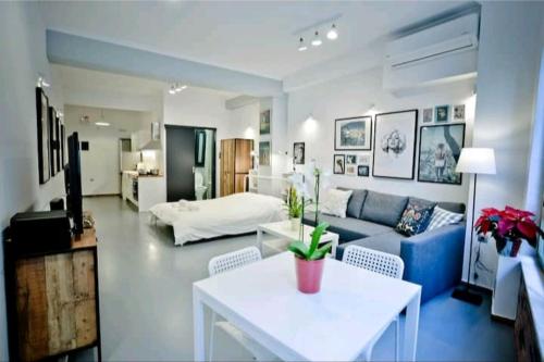The old Tailor Factory White Room 1