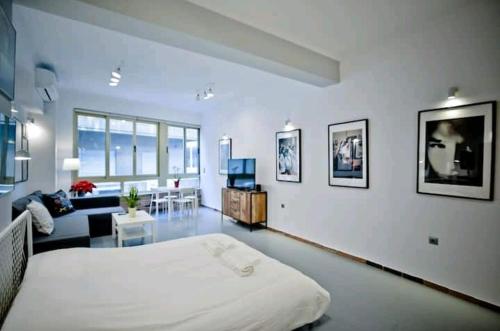 The old Tailor Factory White Room 2