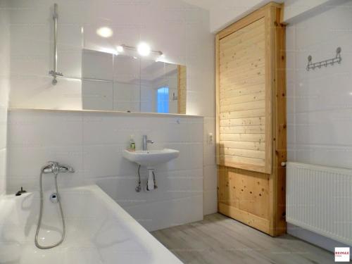 Romantic two bedroom apartment in the Buda hills - image 9