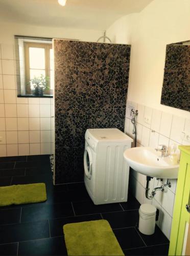 Bathroom, Ferienhaus Ederhof - Idyllischer Vierseithof, kinder- und hundefreundlich, Referenzen auf FeWo-direk in Aidenbach