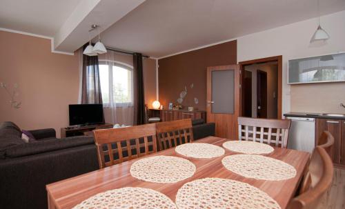 1 queen bed, 1 twin bed, 2 sofa beds