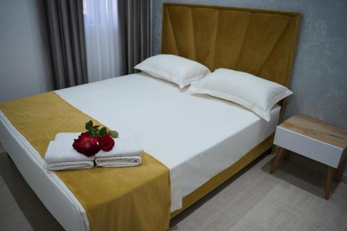 2 bedrooms, 5 beds