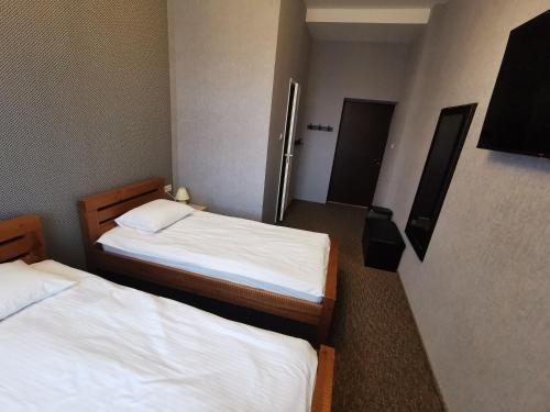 2 twin beds