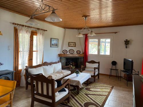 Cosy Calm Cottage in olive trees with sea view