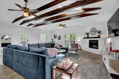 New! Charming Pink Haus 1 Mile to Main St with Firepit! - main image