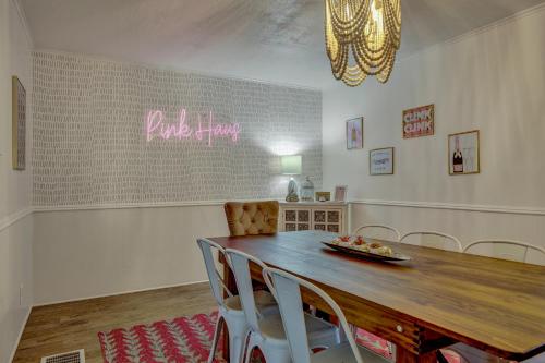 New! Charming Pink Haus 1 Mile to Main St with Firepit! - image 2