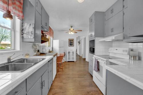 New! Charming Pink Haus 1 Mile to Main St with Firepit! - image 5