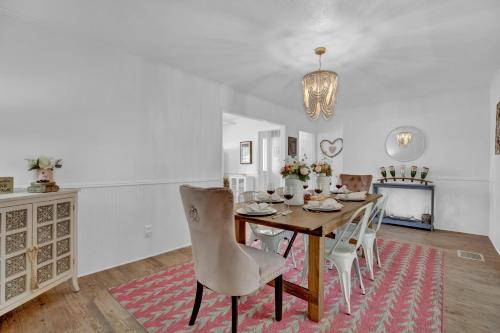 New! Charming Pink Haus 1 Mile to Main St with Firepit! - image 7