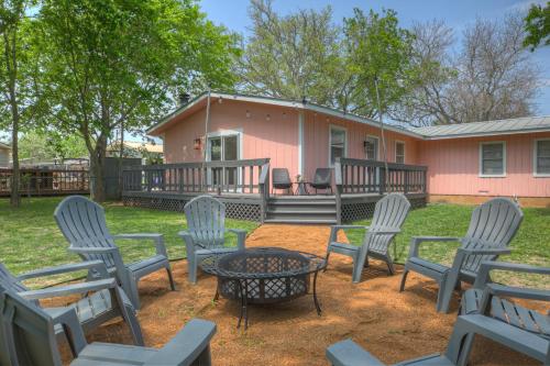 New! Charming Pink Haus 1 Mile to Main St with Firepit! - image 9