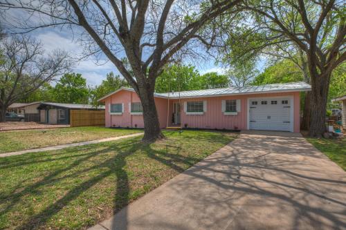 New! Charming Pink Haus 1 Mile to Main St with Firepit! - image 10