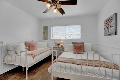 New! Charming Pink Haus 1 Mile to Main St with Firepit! - image 12