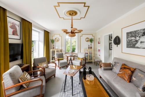 Suite with private bathroom at three bedroom interwar Villa Grabyte with daily spaces to share by pine forest on the bank of the river- 8min by car from old town, Kaunas (photo 7)