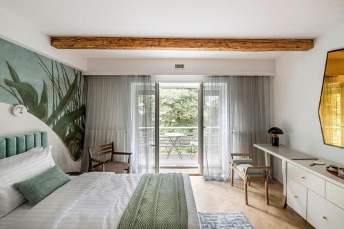 Suite with private bathroom at three bedroom interwar Villa Grabyte with daily spaces to share by pine forest on the bank of the river- 8min by car from old town, Kaunas (photo 6)