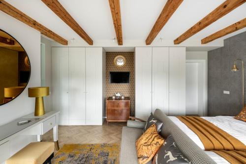 Suite with private bathroom at three bedroom interwar Villa Grabyte with daily spaces to share by pine forest on the bank of the river- 8min by car from old town, Kaunas (photo 5)