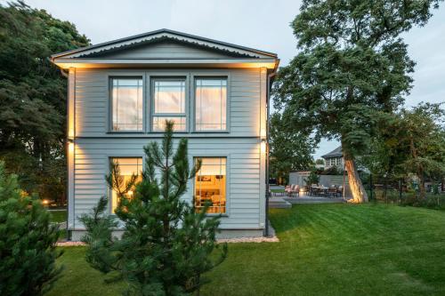 Suite with private bathroom at three bedroom interwar Villa Grabyte with daily spaces to share by pine forest on the bank of the river- 8min by car from old town, Kaunas (photo 10)