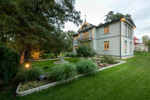 Suite with private bathroom at three bedroom interwar Villa Grabyte with daily spaces to share by pine forest on the bank of the river- 8min by car from old town, Kaunas (photo 9)