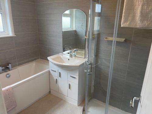 Bathroom, Apartment 11 Chester Road Newquay in Newquay Tretherras