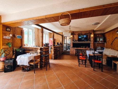 Restoran, Hotel Kelmendi in Lëpushë
