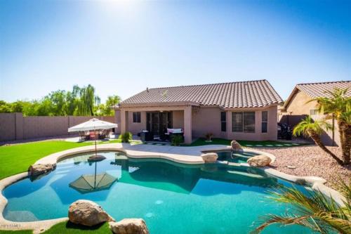 Cozy spacious house, pool heater, spa, firepit