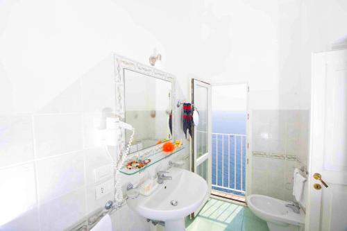Superior Double Room with Sea View image 10