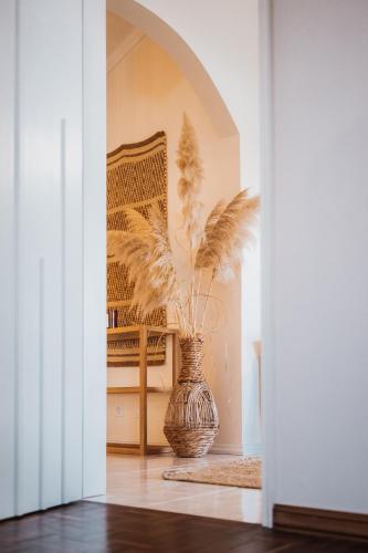 Kodu Lodge - spacious 2 storey coastal home with balcony, sea view, garden & BBQ in Santo Isidoro